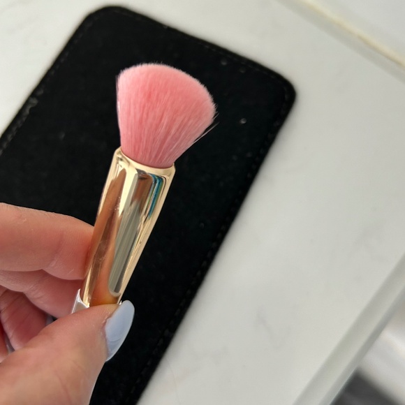 Too Faced Diamond Light Highlighter brush - Picture 2 of 2